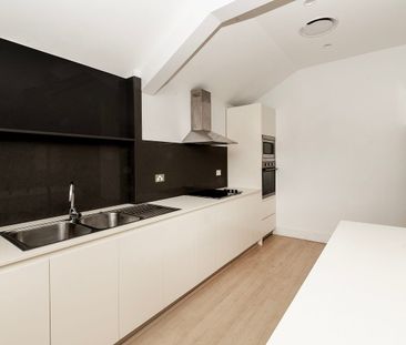 STYLISH FULLY RENOVATED 3 BEDROOM HOME - Photo 5
