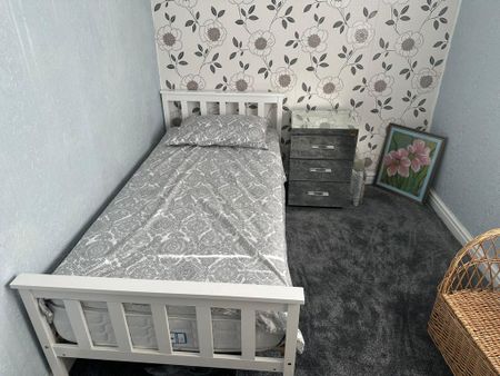 1 bedroom in a house share to rent - Photo 4