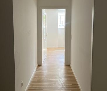 Liebevoll und modern sanierte Wohnung im Erstbezug! Erker, Fußboden... - Photo 4