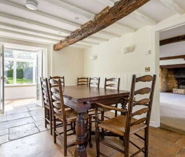 Grade II listed Cotswold stone cottage - Photo 3