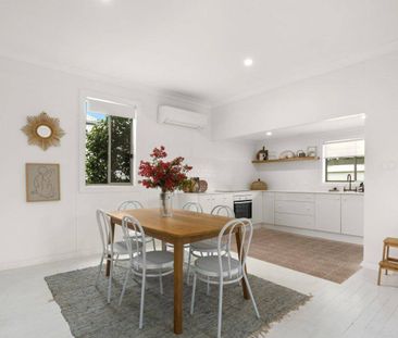 Stylish Renovated Cottage in an Unbeatable Location - Photo 2