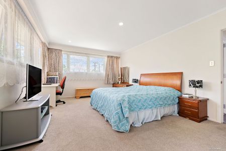 Beautiful and Spacious House in Ellerslie - Photo 2