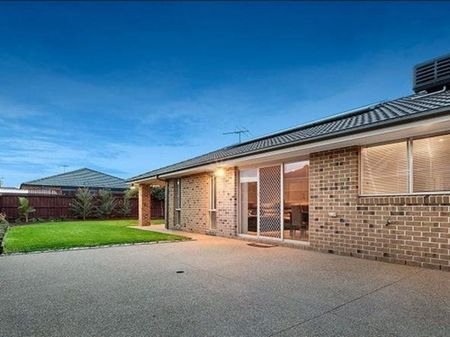 GARAGE NOT INCLUDED - Spacious Family Home - Photo 2