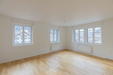 Spacious living room with exclusive finishes - Photo 4