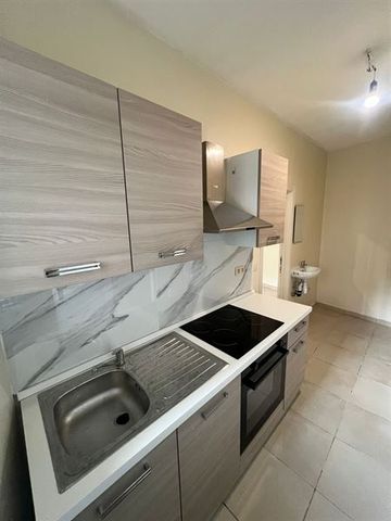 A deux pas du centre ville! Beau studio rénové à louer - Photo 3
