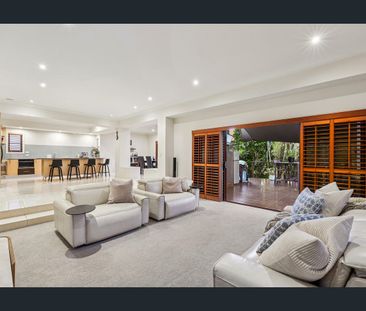 SECLUDED SANCTUARY IN THE HEART OF ROBINA: LUXURY LIVING WITH ULTIM... - Photo 3