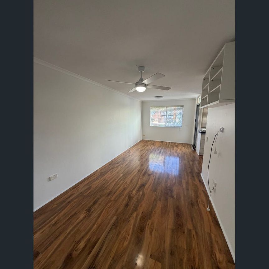 One Street From The Broadwater ! - Photo 1