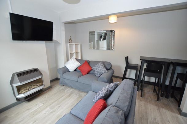 4 bedroom end of terrace house to rent - Photo 1