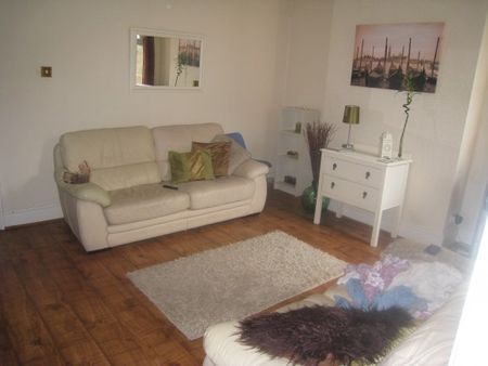 House with 4 Double Bedrooms close to Uni Campuses - Photo 2