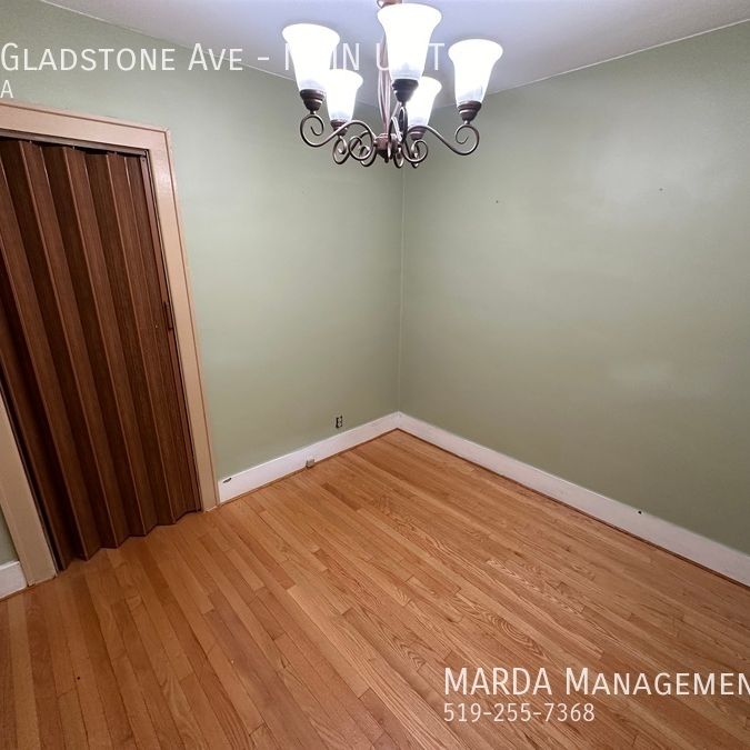 CLASSIC SPACIOUS 2+1BED/1BATH MAIN UNIT +60% OF UTILITIES - Photo 1