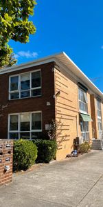 FANTASTIC UNIT IN A PRIME LOCATION - ESSENDON! - Photo 3