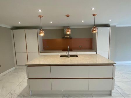 5 bedroom detached house to rent - Photo 2