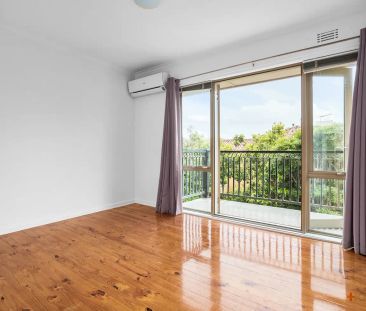 “BRIGHT AND SUNNY | SUPER SPACIOUS | BEACHSIDE LOCATION” - Photo 2