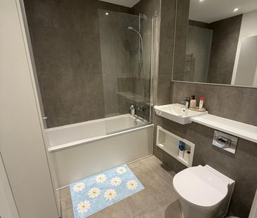 self contained studio Apartment ideal for working proffesional- £12... - Photo 2