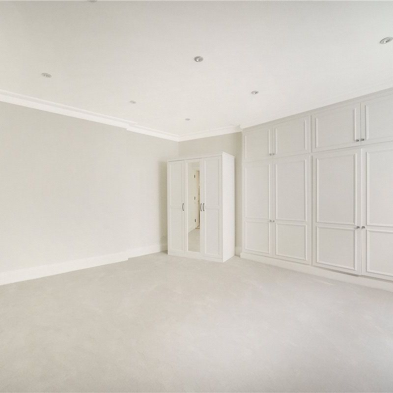 A spacious three bedroom, two bathroom lateral apartment on the third floor (with lift) of a South Kensington stucco-fronted period building. EPC rating C. - Photo 1