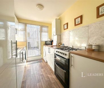 1 bedroom in a house share to rent - Photo 3