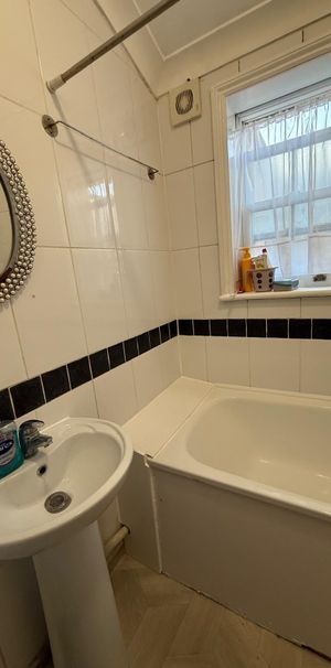 Medium size bedroom close to ilford station £750 pcm - Photo 1
