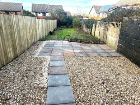 3 bedroom end of terrace house to rent - Photo 3