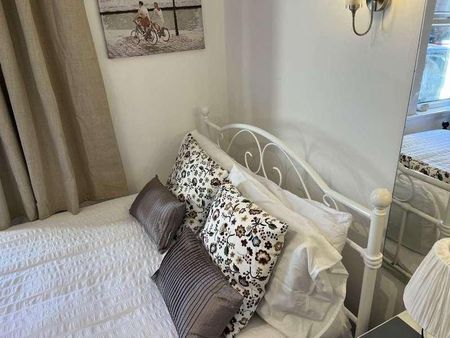 : Springfield Road, Guildford, Surrey, GU1 - Photo 2