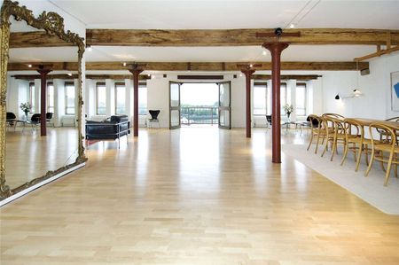 A stunning 2 bed 2 bath available now unfurnished. - Photo 2