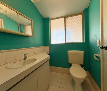 Spacious Family Home with Huge Workshop - Photo 5