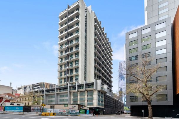 Stylish inner-city apartment over two levels! - Photo 1