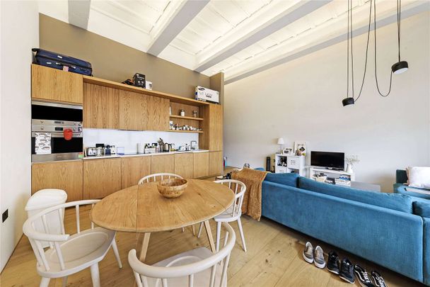 A spectacular one bedroom apartment in this exclusive converted commercial premises. - Photo 1