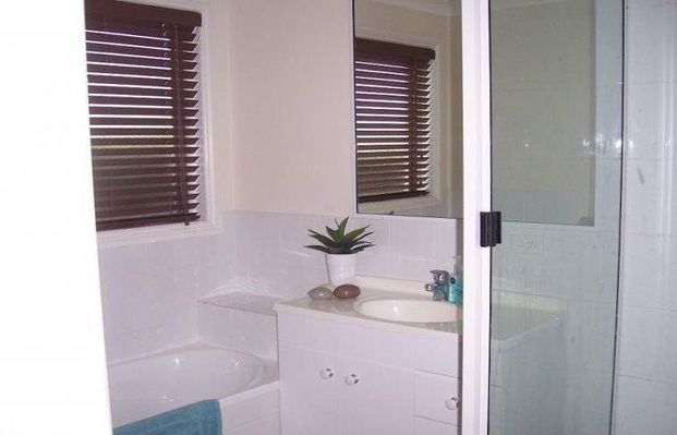 Spacious 3-Bedroom Villa Near the Uni! - Photo 1