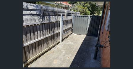 Stylish Renovated Unit with Private Courtyard - Photo 2