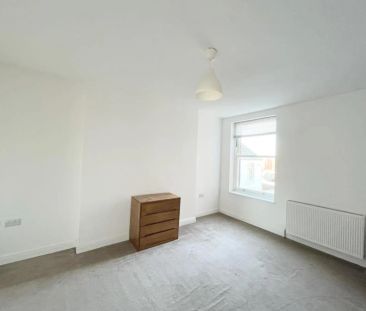 First floor flat within this well established mansion style block, ... - Photo 2