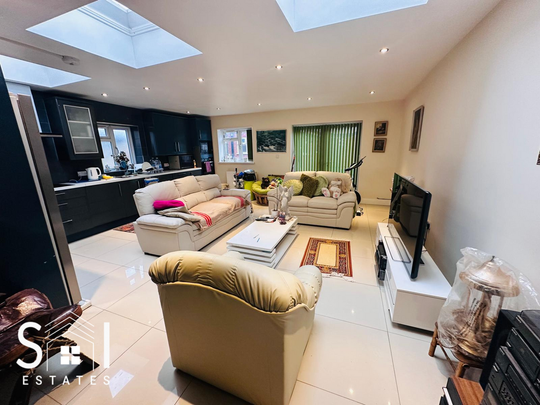 1 bedroom in a house share to rent - Photo 1