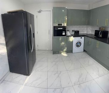 1 bedroom in a house share to rent - Photo 3