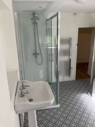 A pretty, recently refurbished cottage bungalow with period features on the edge of the village of Plumstead. - Photo 4