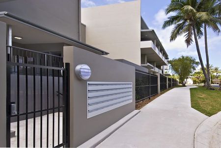 STUNNING 2 BED 2 BATH APARTMENT - Photo 2
