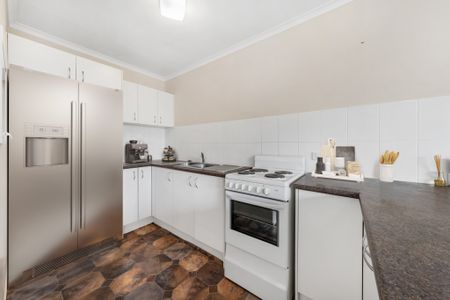 Charming One-bedroom apartment in the heart of Coorparoo - Photo 3