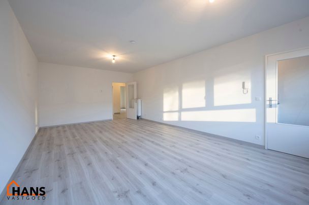 Gerenoveerd appartement op de 2de verdieping met optionele garagebox. - Photo 1