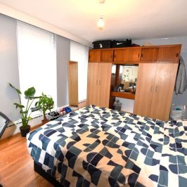 6 bedroom House in Moor Park Drive, Leeds - Photo 1