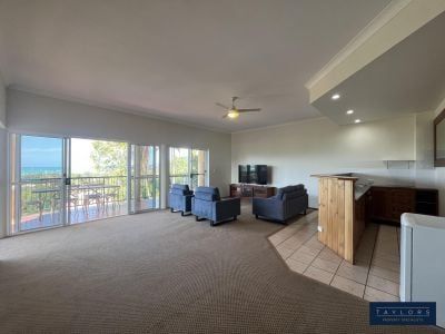 Charming 3-Bedroom Unit with Scenic Views in Cannonvale - Photo 3