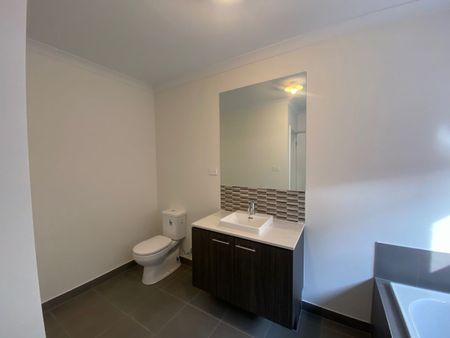 Modern 4 Bedroom Home - Photo 3