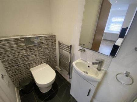 1 bedroom in a house share to rent - Photo 2