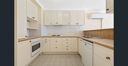 RIGHT IN THE HEART OF SURFERS PARADISE - 1 BEDROOM, 1 BATHROOM - Photo 4