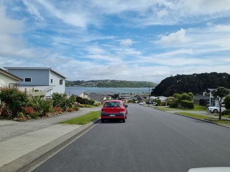 Modern 3-Bedroom Home to rent in Aotea, Porirua - Photo 4