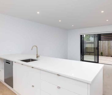 Fantastic Modern Townhouse! - Flexible Dates Available! - Photo 5