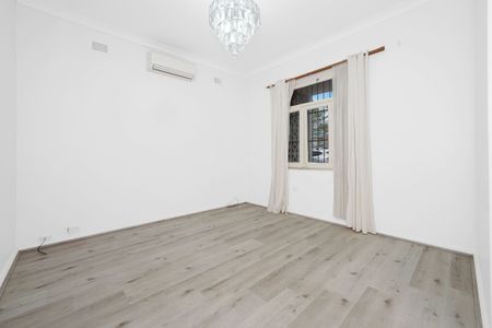 LARGE FAMILY HOUSE! - Photo 2