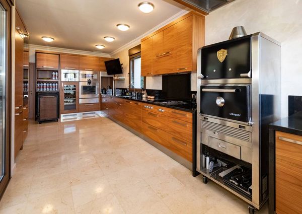 Luxury Villa for rent in Marbella Del Este, Andalusia