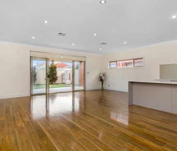 LOW MAINTENANCE 3 BEDROOM HOME ! - Photo 1