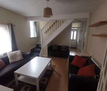 4 bedroom end of terrace house to rent - Photo 1