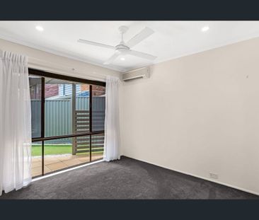 Stylish 2-Bedroom End-Unit in Quiet Cul-de-Sac - Photo 5