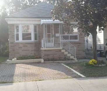 Cozy 3 bedroom bungalow, in the Ottawa Street shopping district - Photo 1