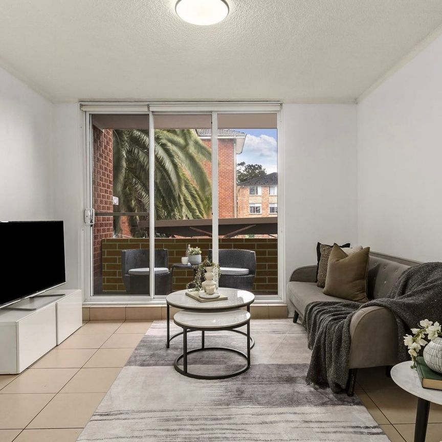 Beautifully Updated Apartment in a Quiet Boutique Block - Photo 1